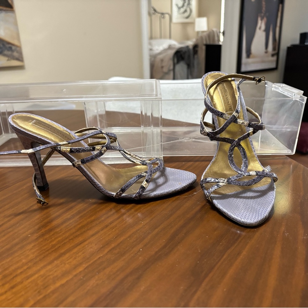 Bottega Veneta. Gently worn-soles and heel hardly scratched. Grey snakeskin.